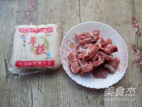 年糕排骨煲的做法