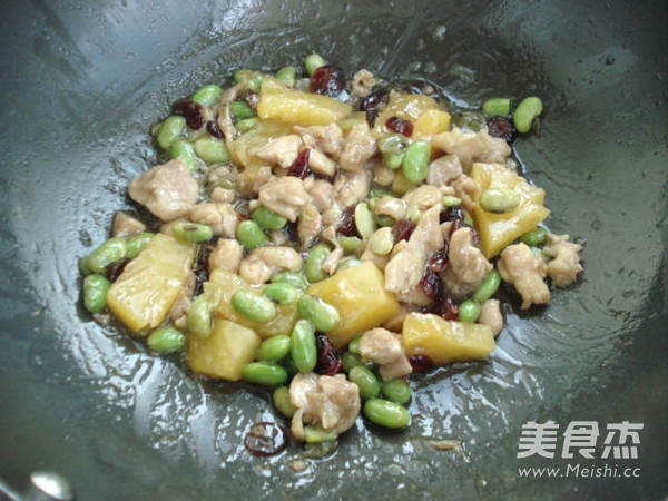 莓干三色鸡丁