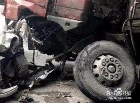 博瑞车主遭货车侧面撞击，车主下车后，欣喜若狂