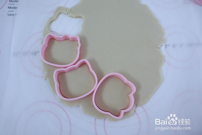 制作可爱的凯蒂卡通饼干