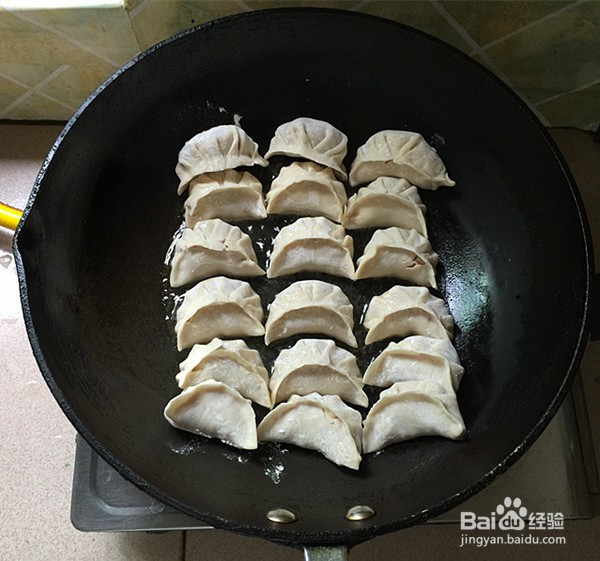 洋葱猪肉煎饺的做法