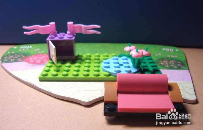 如何用积木拼装公园玩小玩具的场景