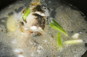 如何做萝卜丝鲫鱼汤