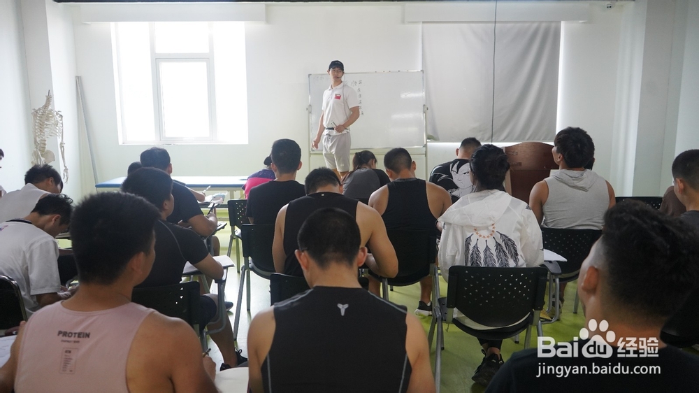 哪个健身学校好