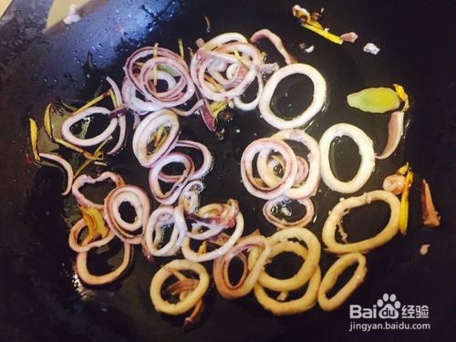 香辣好吃的炒鱿鱼圈的做法