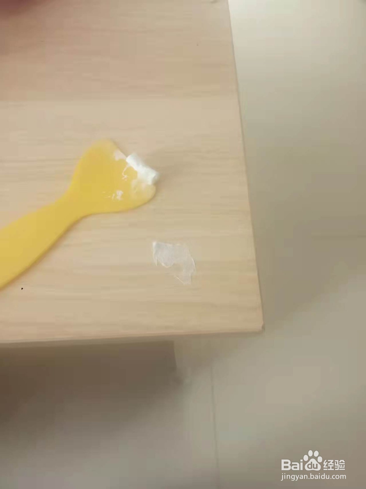 桌子上的粘胶如何清理干净