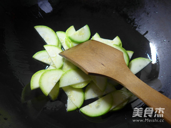 牛肉酱墨鱼丸炒西葫芦