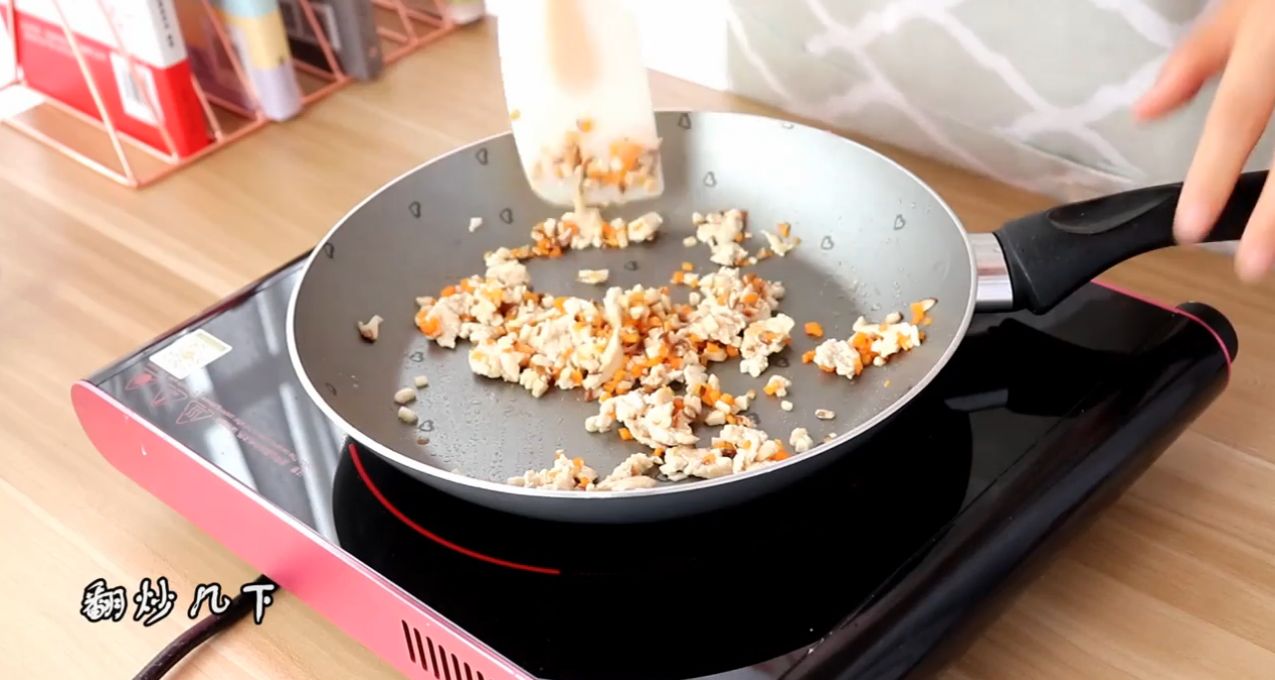 蛋抱米饭团子怎么做