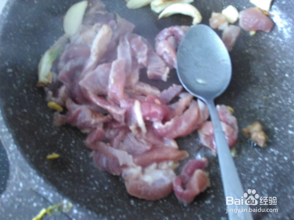 娃娃菜肉丝炒粉利的做法