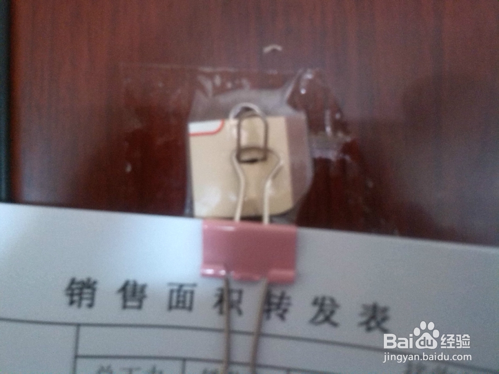 办公室巧用曲别针做简易挂钩
