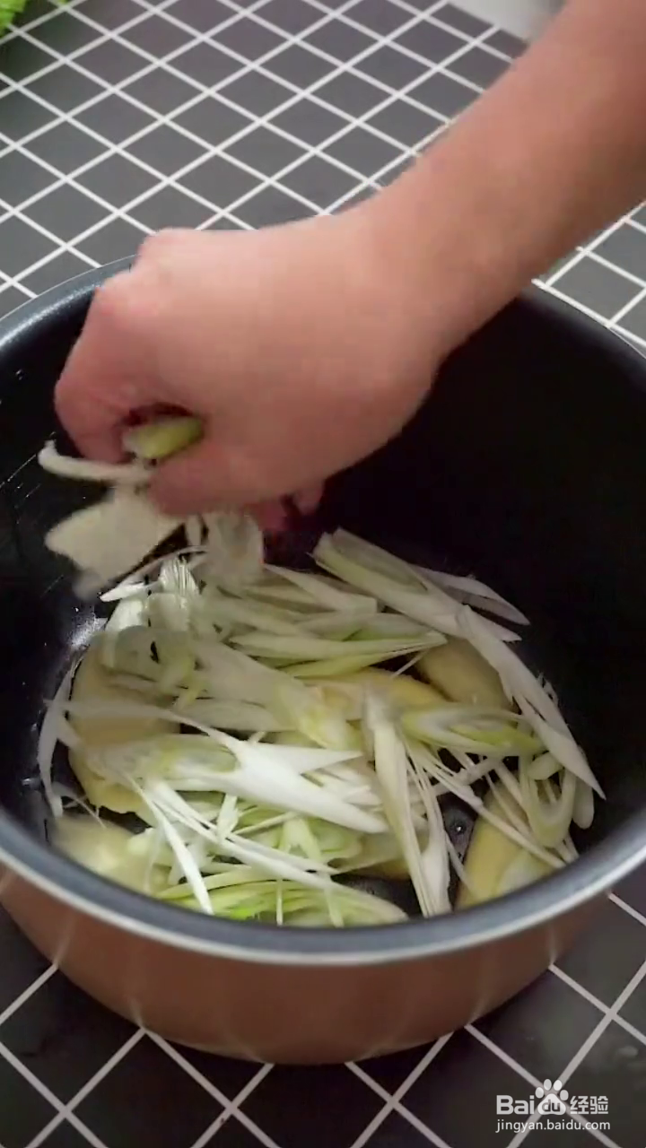 如何用电饭煲制作好吃的奥尔良焗鸡腿