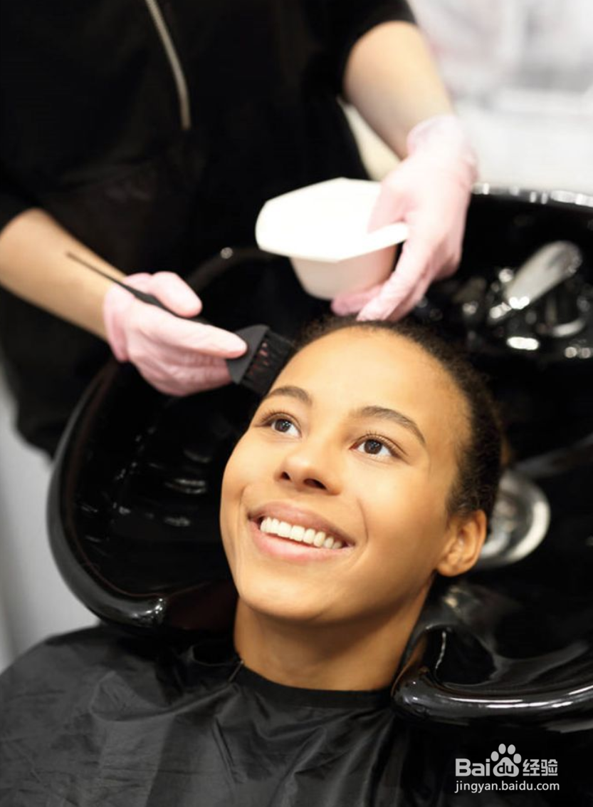 刚染的头发怎么洗可以快点褪色？