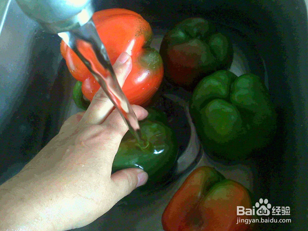 老年人怎样将买回来的大辣椒清洗干净