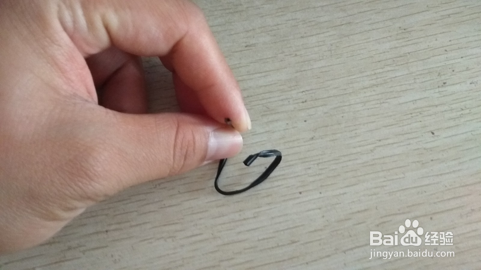 如何用数据线绑绳和中性笔芯做简易的手机支架