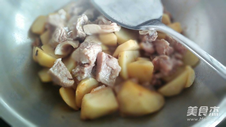 土豆炖牛肉的做法