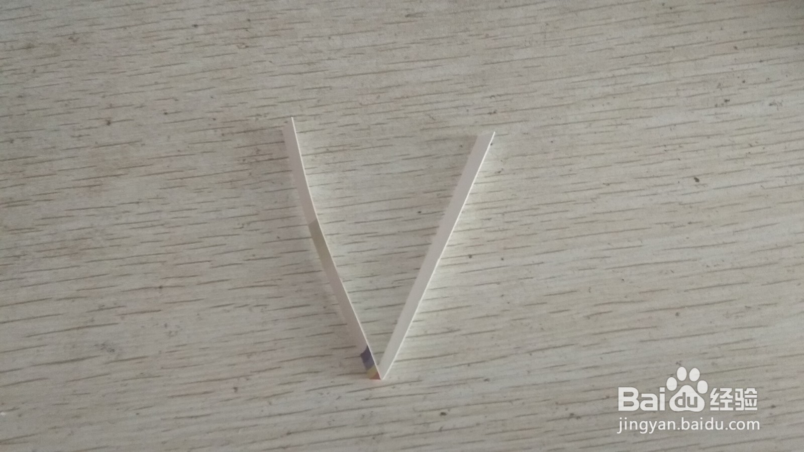 如何用一个长方形硬卡纸做两支中性笔的简易支架