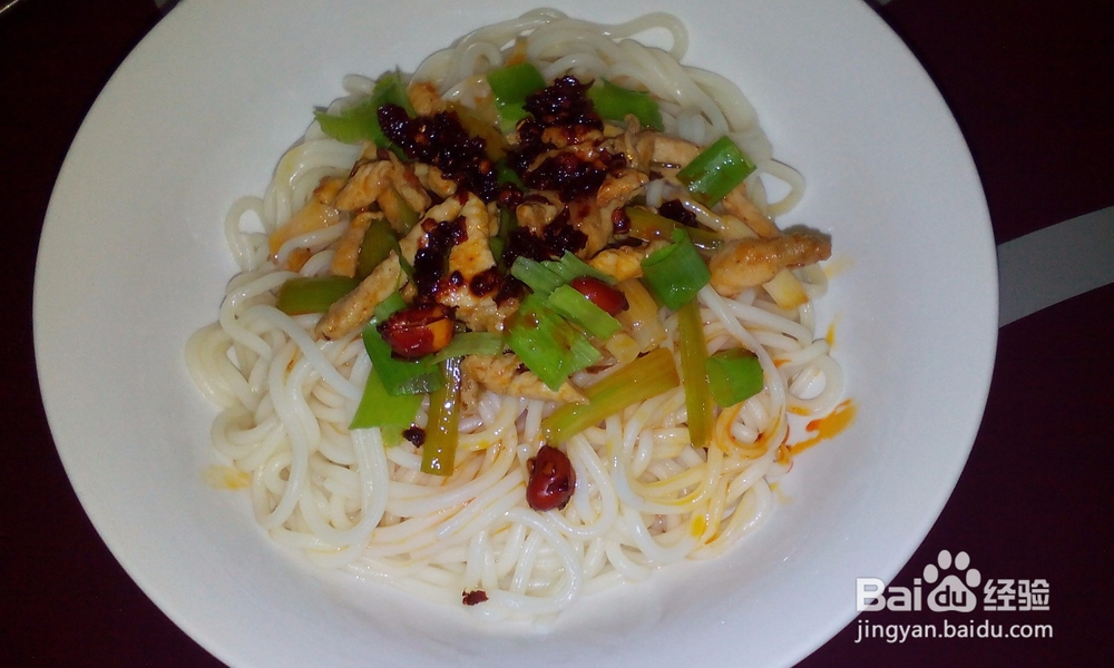 美味可口的麻辣鸡丝面