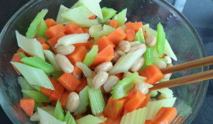 芹菜水煮花生米怎么做