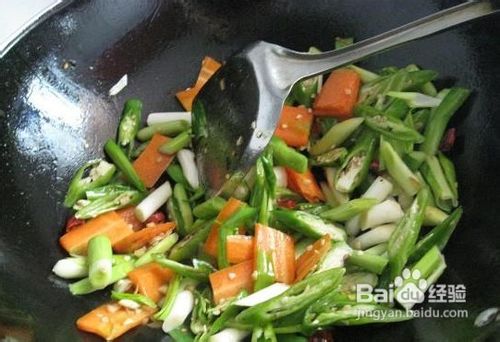 美味午餐:蒜白爆炒羊肉的做法