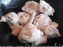 酱色猪蹄炖黄豆