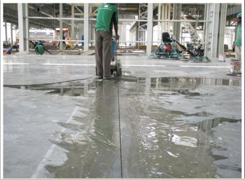 小区内的沥青路，但是沥青下面是混凝土基层，我的问题是混凝土基层上是否需要切割伸缩缝，请说明理由，谢