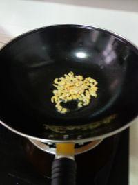 怎么简单的做秋葵番茄虾米鸡蛋汤?