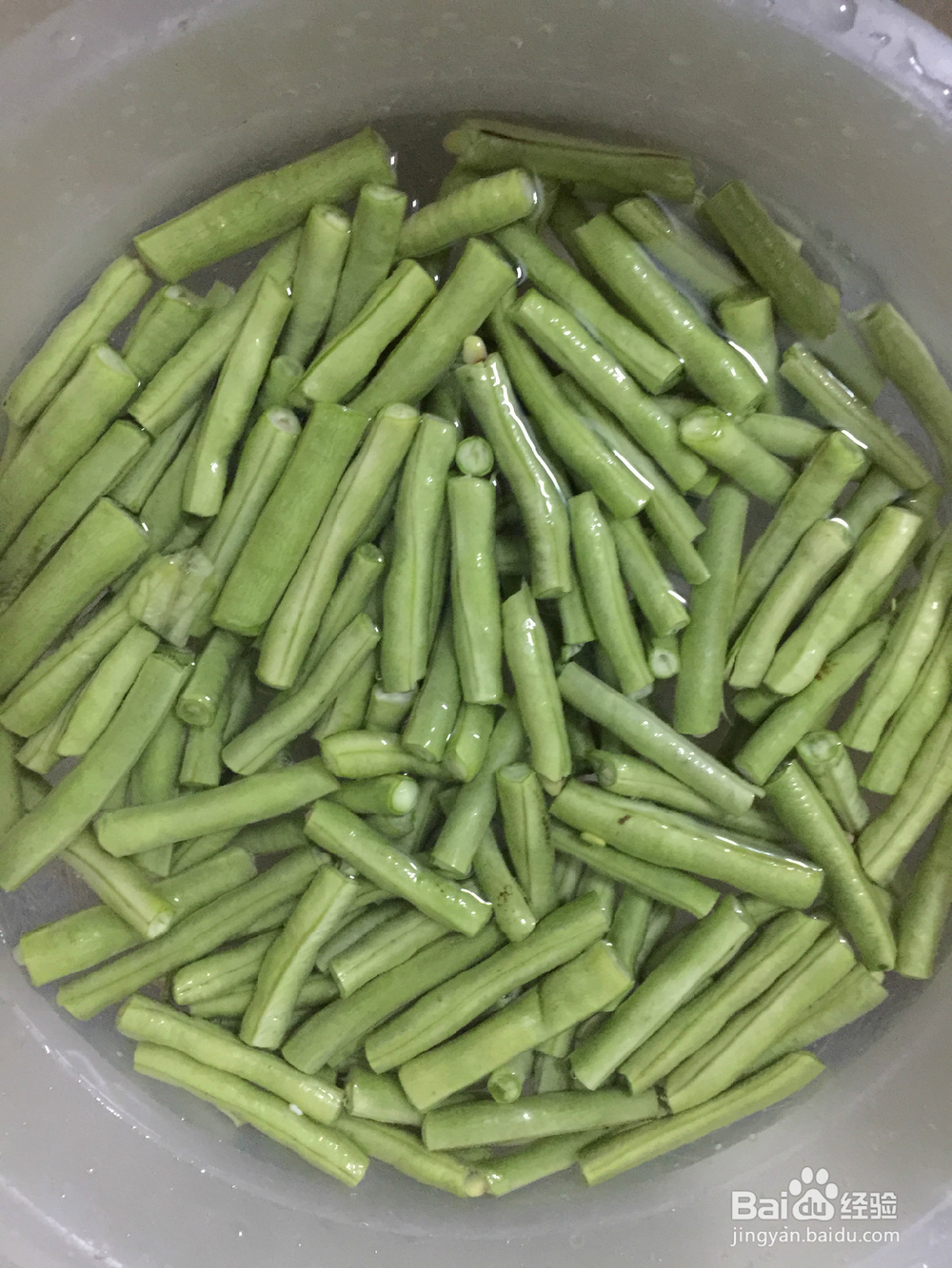 腊肉炒豆角的简单做法。