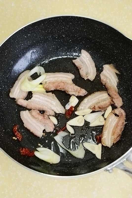 五花肉炒萝卜叶