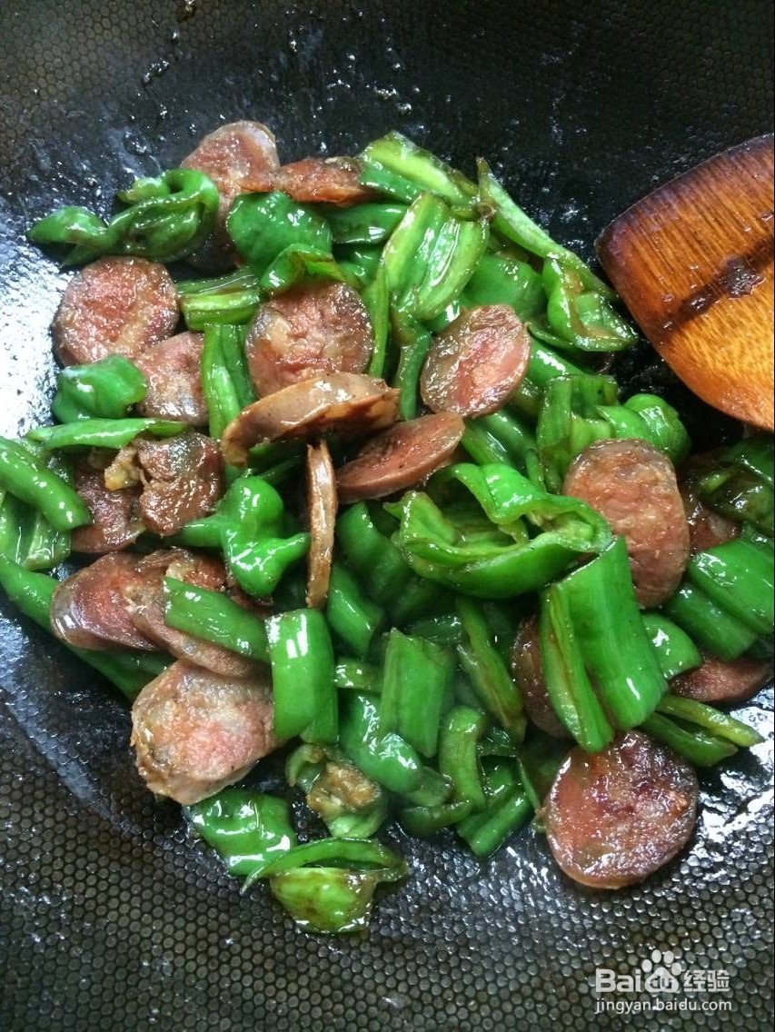 怎样炒简单好吃的青椒香肠