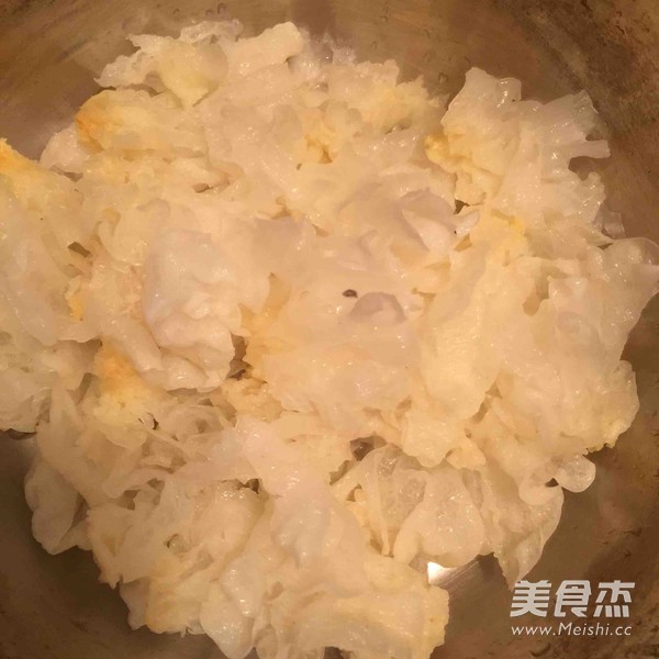 雪梨银耳枇杷羹