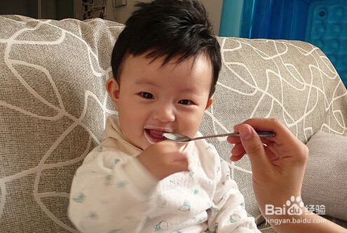 给宝宝添加辅食的时间和具体操作方式