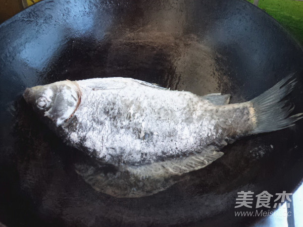 酸菜鲫鱼的做法