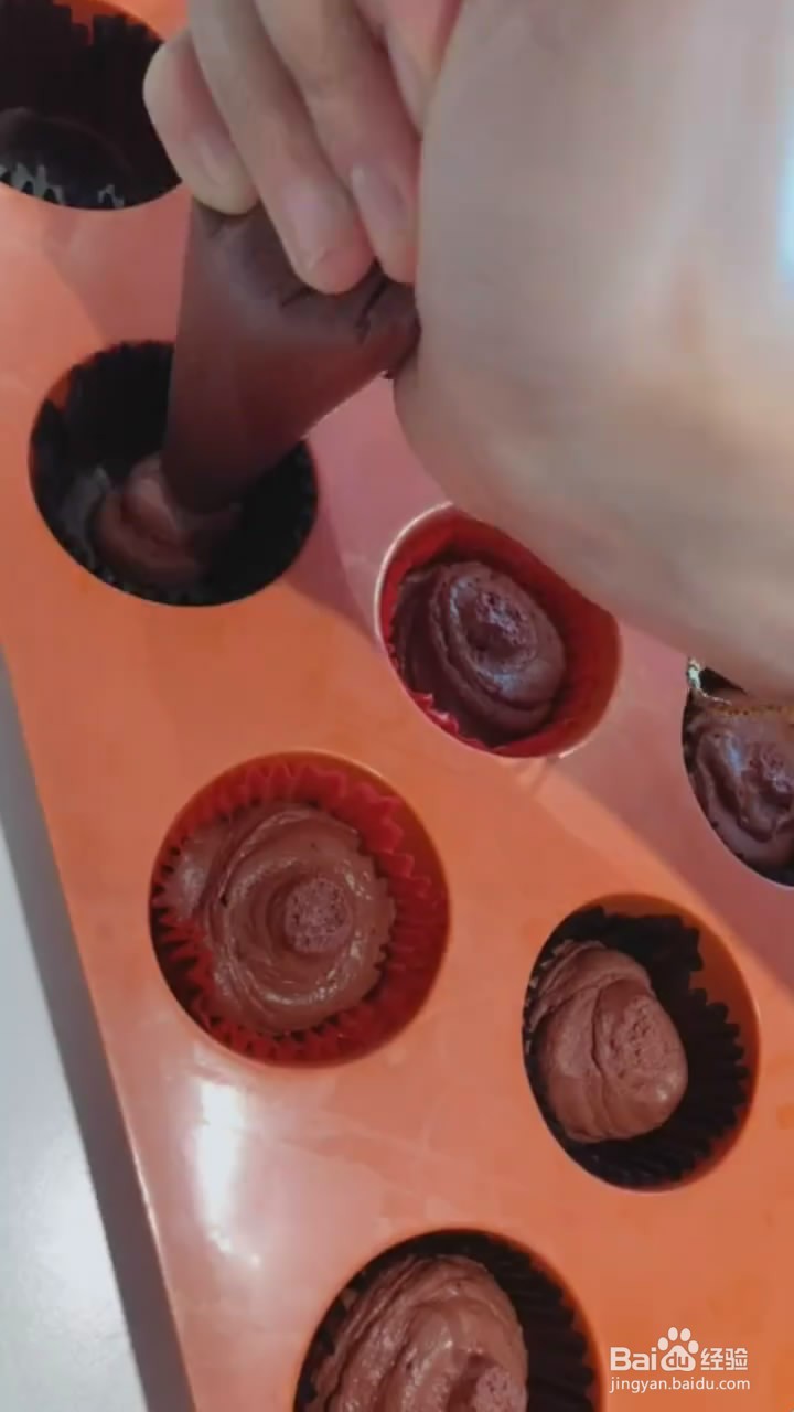如何制作足球纸杯蛋糕