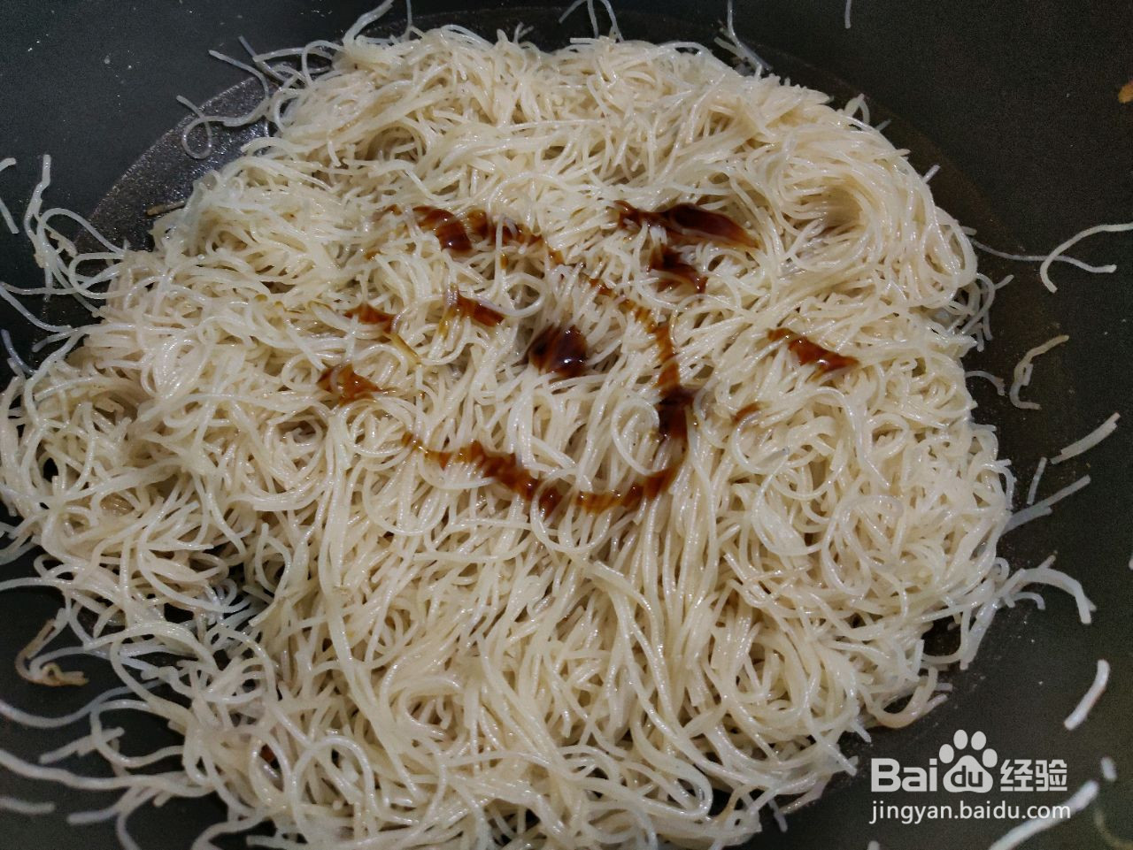 腊肠虾皮炒粉丝的做法