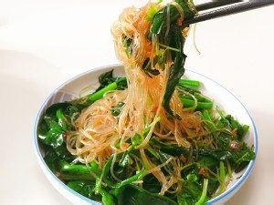 凉拌菠菜粉丝的做法！
