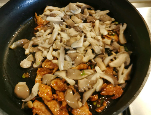 酱香菌菇炒肉片