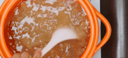 银 耳 莲 子 汤 的做法
