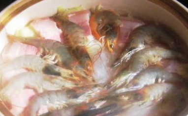 咸肉鲜虾白菜煲的做法