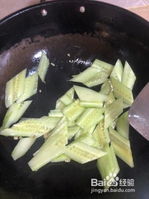 养生食补黄瓜炒香肠的做法