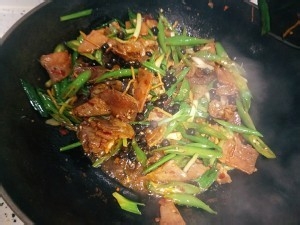 健康养生佳品青椒腊肉的做法