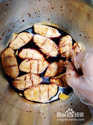 油蜜汁鸡翅的做法