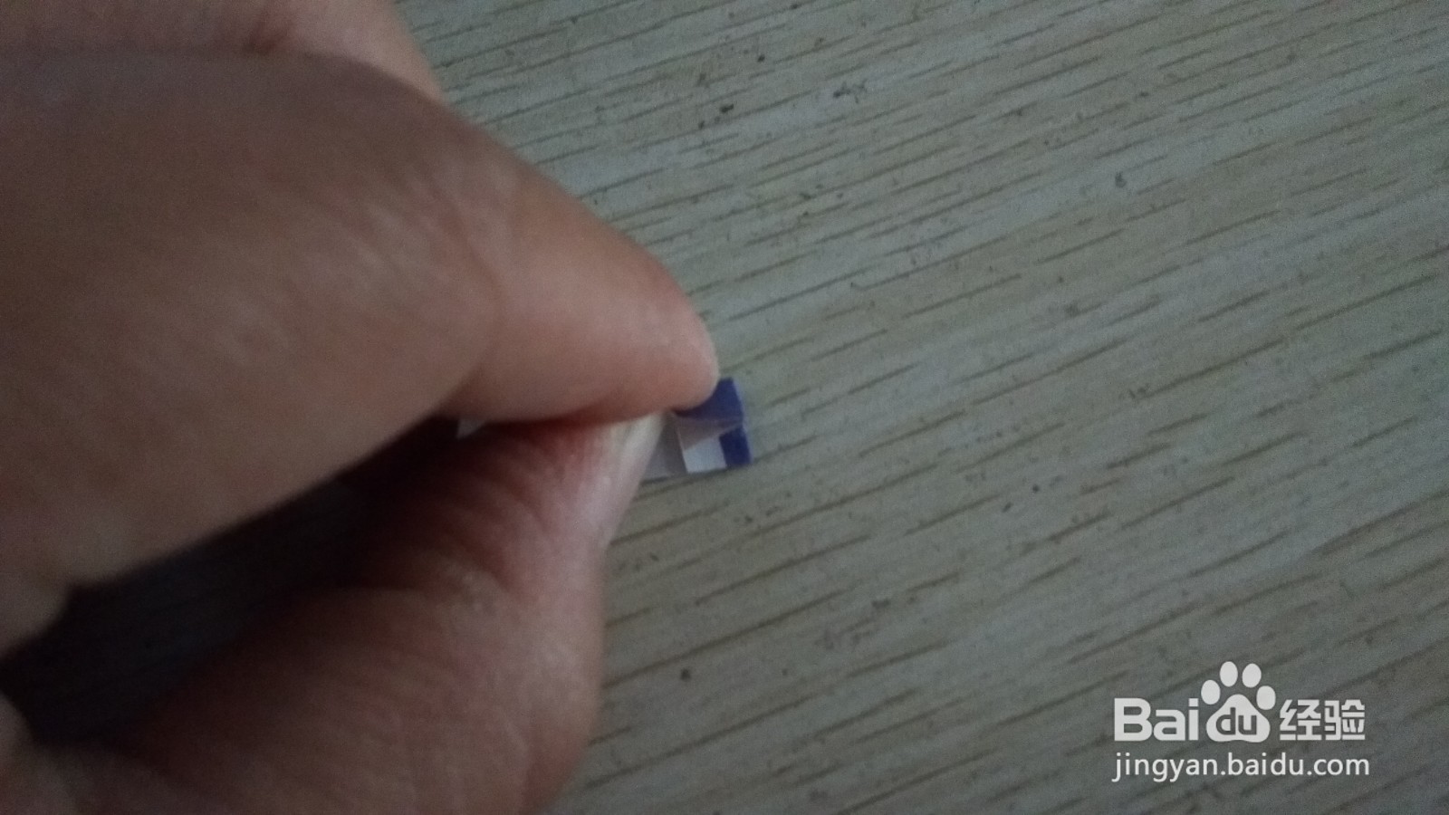 如何用一个长方形纸条做简易的中性笔的支架