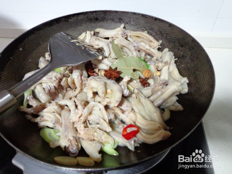 干锅鸭掌做法
