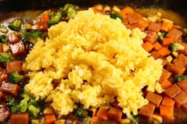 午餐肉时蔬咖喱炒饭