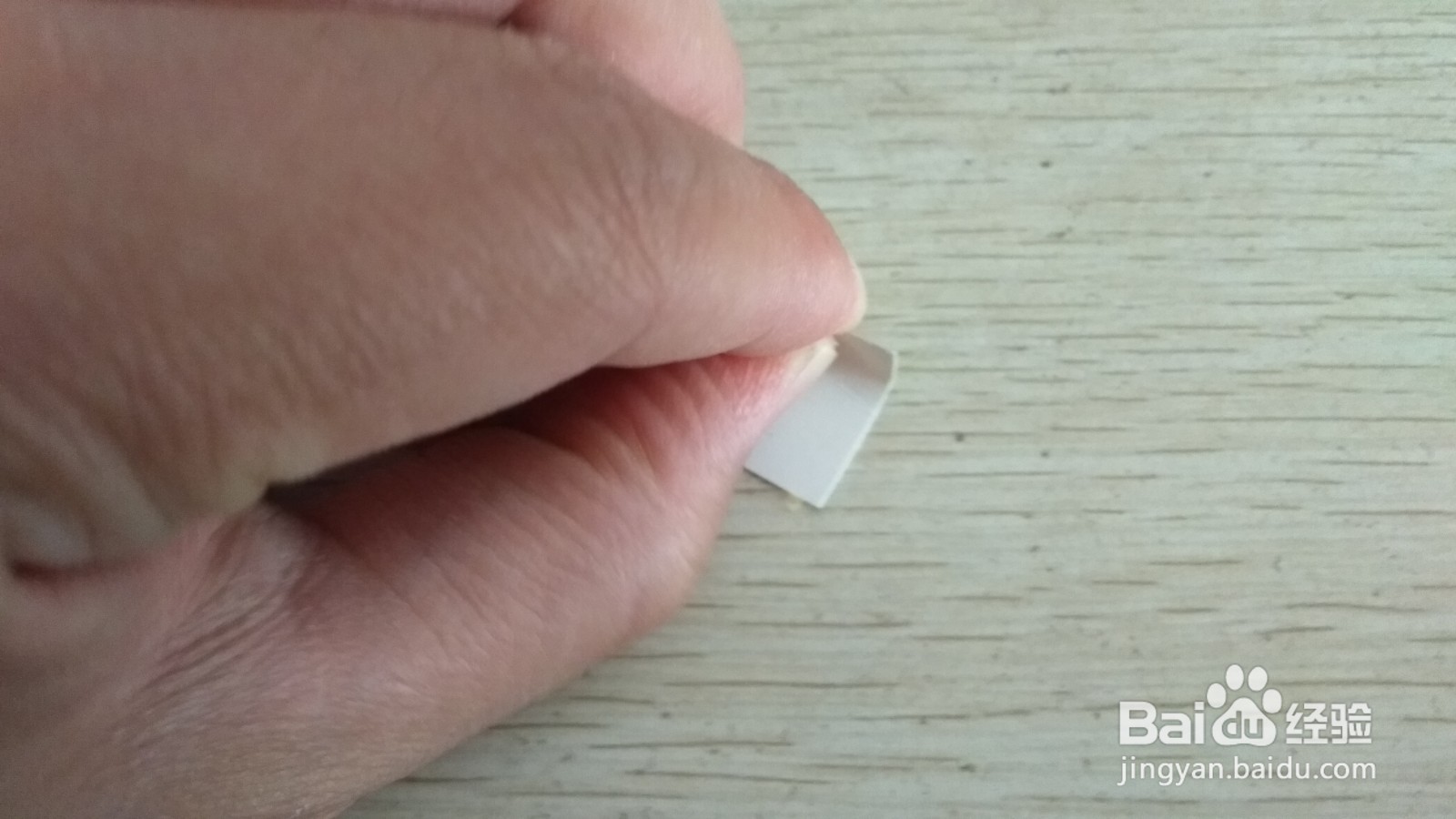 如何用两个正方形硬卡纸做简易的中性笔的支架