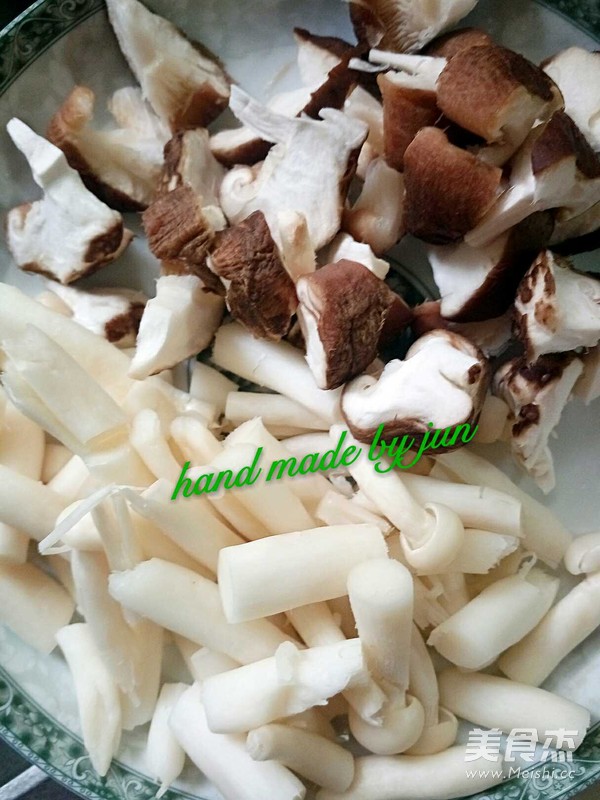 双菇鸡腿汤的做法