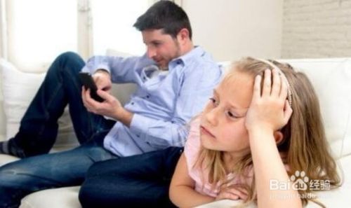 孩子总是玩手机怎么办？家长应该如何解决？