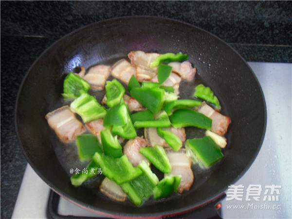 五花肉煸灯笼椒