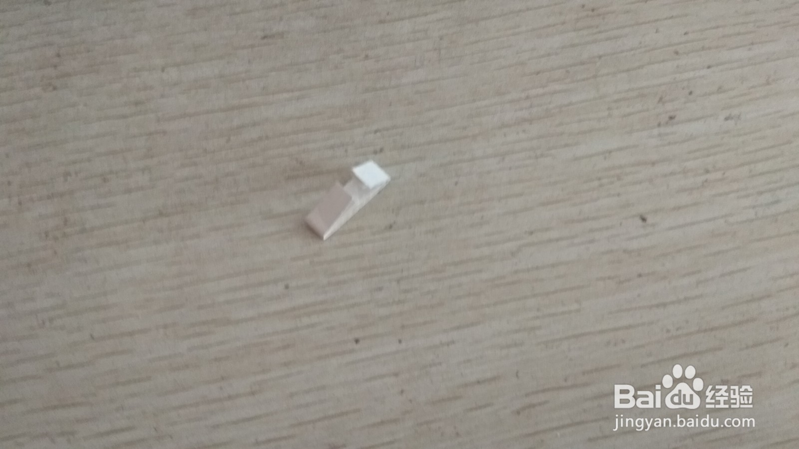 如何用一小块长方形水彩画纸做简易的手机支架
