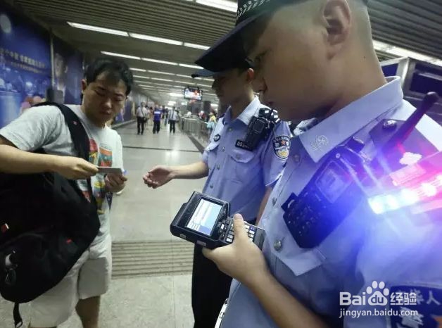 警察能随意查身份证吗？如果没带能拒绝吗？